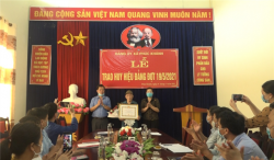 Đảng ủy xã Phúc Khánh trao tặng Huy hiệu Đảng đợt 19/5 năm 2021