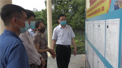 Đồng chí Nguyễn Anh Chuyên - Bí thư Huyện ủy, Trưởng ban chỉ đạo bầu cử huyện kiểm tra công tác chuẩn bị bầu cử tại xã Cam Cọn