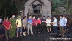 Phó Chủ tịch UBND huyện Nguyễn Anh Dũng thăm hỏi, động viên hỗ trợ gia đình bị cháy nhà tại bản Nặm Khạo xã Vĩnh Yên