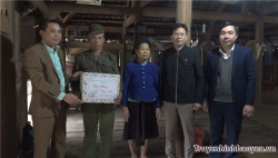 Đồng chí Nguyễn Xuân Nhẫn - Phó Bí thư thường trực Huyện ủy thăm, tặng quà, chúc Tết các gia đình người có công, gia đình chính sách tại xã Xuân Hòa