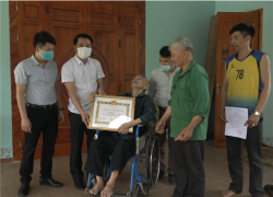Đồng chí Nguyễn Xuân Nhẫn – Phó Bí thư Thường trực Huyện ủy trao huy hiệu 55 năm tuổi đảng cho đảng viên xã Thượng Hà