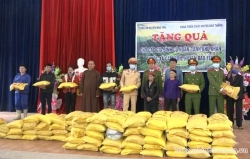 Công an huyện Bảo Yên trao tặng Gạo cho hộ nghèo, hộ có hoàn cảnh khó khăn trên địa bàn xã Cam Cọn