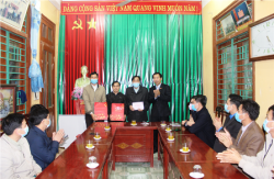 Đồng chí Dương Đức Huy - Ủy viên Ban Thường vụ Tỉnh ủy, Trưởng Ban Tuyên giáo Tỉnh ủy Lào Cai thăm, tặng quà Tết cho người có công với cách mạng, người cao tuổi tại xã Vĩnh Yên và Xuân Thượng