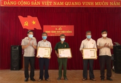 ĐC Nguyễn Xuân Nhẫn   PBT huyện ủy trao huy hiệu đảng tại xã Bảo Hà