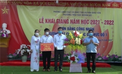 ĐC Tô Ngọc Liễn  CT UBND huyện tặng hoa,quà chúc mừng thầy và trò trường TH Nghĩa Đô