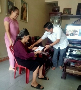 Đồng chí Chủ tịch UBND huyện Tô Ngọc Liễn thăm, tặng quà người cao tuổi thị trấn Phố Ràng