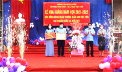 Đồng chí Nguyễn Xuân Nhẫn Phó Bí thư thường trực Huyện ủy Bảo Yên trao Bằng công nhận trường đạt chuẩn quốc gia mức độ 1 trường Mầm non Việt Tiến