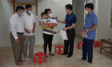 Phó chủ tịch UBND huyện Nguyễn Anh Dũng thăm, tặng quà Trung thu cho con của cán bộ Y tế đang tham gia chống dịch