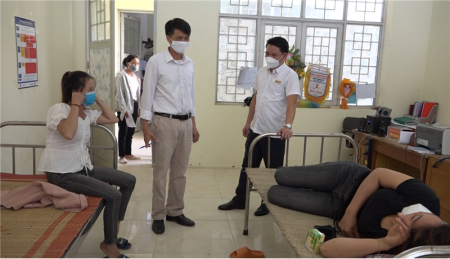 Đồng chí Phó bí thư Thường trực Huyện ủy Nguyễn Xuân Nhẫn kiểm tra công tác tiêm chủng tại điểm tiêm số 3
