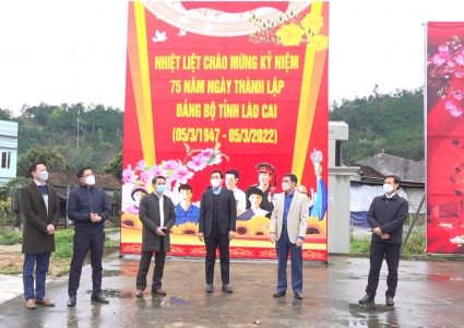 Đồng chí Dương Đức Huy, Ủy viên BTV, Trưởng Ban Tuyên giáo Tỉnh ủy Lào Cai kiểm tra công tác tuyên truyền kỷ niệm 75 năm ngày thành lập Đảng bộ tỉnh Lào Cai tại huyện Bảo Yên