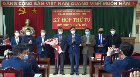 Lãnh đạo Huyện ủy HĐND UBND huyện Bảo Yên và thị trấn Phố Ràng tặng hoa chúc mừng Phó Chủ tịch UBND thị trấn (1)