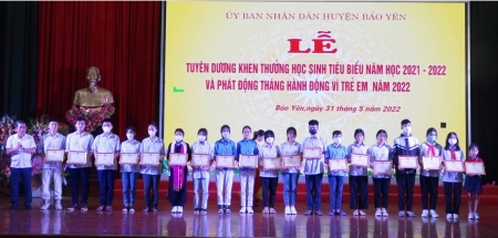 UBND huyện Bảo Yên tổ chức Lễ tuyên dương khen thưởng học sinh tiêu biểu năm học 2021 - 2022