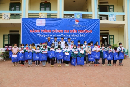 Chi Đoàn khối Văn hóa sự nghiệp huyện Bảo Yên phối hợp với Tập đoàn Inox Hoàng Vũ tặng quà 01 sân chơi và 95 phần quà cho học sinh tại trường Tiểu học số 1 xã Vĩnh Yên.