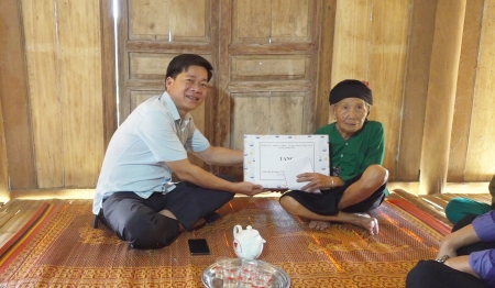 Đồng chí Phó Chủ tịch UBND huyện Nguyễn Việt Hà thăm tặng quà các gia đình chính sách tại xã Vĩnh Yên