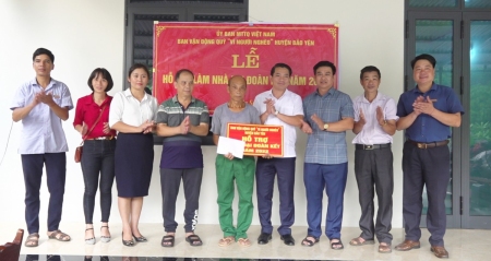 Nghiệm thu và hỗ trợ nhà Đại đoàn kết cho hộ nghèo tại xã Yên Sơn