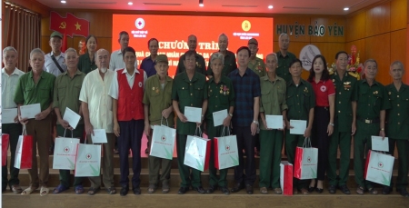 Hội chữ thập đỏ tỉnh Lào Cai tổ chức chương trình tặng quà cho nạn nhân chất độc da cam/dioxin , hưởng ứng “ tháng hành động vì nạn nhân chất độc da cam