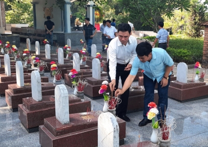 Đoàn đại biểu huyện Bảo Yên dâng hương viếng Anh hùng Liệt sỹ tại nghĩa trang các tỉnh Miền Trung