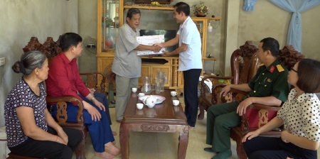 Đồng chí Nguyễn Công Tư – Phó Chủ tịch HĐND huyện thăm tặng quà các gia đình chính sách, thương binh, liệt sỹ tại xã Tân Dương