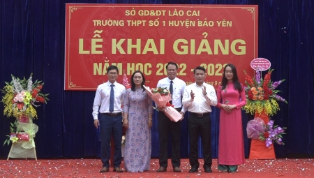 Đồng chí Nguyễn Xuân Nhẫn – Phó Bí thư thường trực Huyện ủy dự khai giảng năm học mới 2022 – 2023 tại trường THPT số 1 Bảo Yên