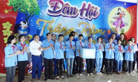 Đồng chí Nguyễn Công Tư, Phó Chủ tịch HĐND huyện thăm, tặng quà Tết Trung thu tại Trường Trung học cơ sở xã Tân Dương