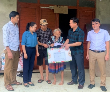 Phó Chủ tịch UBND huyện Nguyễn Anh Dũng thăm, tặng quà người cao tuổi các xã Thượng Hà, Minh Tân, Kim Sơn