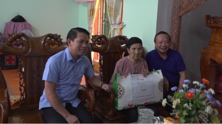 Đồng chí Phó bí thư Thường trực Huyện ủy Nguyễn Xuân Nhẫn thăm, tặng quà người cao tuổi xã Cam Cọn, Bảo Hà
