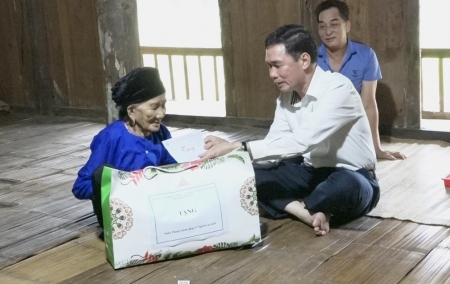 Đồng chí Bí thư Huyện ủy Nguyễn Anh Chuyên thăm tặng quà Người cao tuổi trên địa bàn huyện Bảo Yên