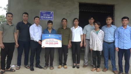 Tập đoàn VNPT trao hỗ trợ làm nhà "Đại đoàn kết " cho hộ gia đình có hoàn cảnh khó khăn tại xã Vĩnh Yên