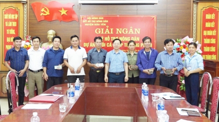 Hội Nông dân huyện giải ngân dự án “Nuôi cá chép thương phẩm” tại xã Thượng Hà