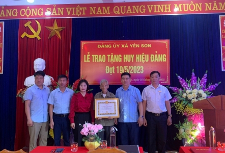 Đảng bộ huyện Bảo Yên có 36 đảng viên vinh dự được trao tặng Huy hiệu Đảng đợt 19/5