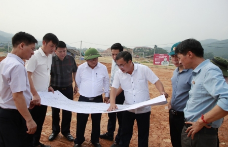 Đồng chí Nguyễn Trọng Hài, Phó Chủ tịch UBND tỉnh kiểm tra tiến độ di chuyển các hộ dân trong vùng dự án Cảng hàng không Sa Pa