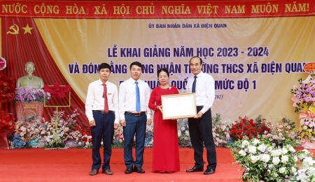 Phó Bí thư Thường trực Tỉnh ủy, Chủ tịch HĐND tỉnh Vũ Xuân Cường dự khai giảng năm học mới tại cụm trường THCS Điện Quan, Tiểu học số 1 Điện Quan