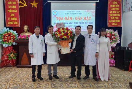 Đồng chí Nguyễn Anh Dũng  Phó Chủ tịch UBND huyện tặng hoa chúc mừng tập thể Bệnh viện đa khoa huyện Bảo Yên