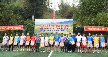 Ban tổ chức trao cờ lưu niệm cho các đội bóng tham gia giải
