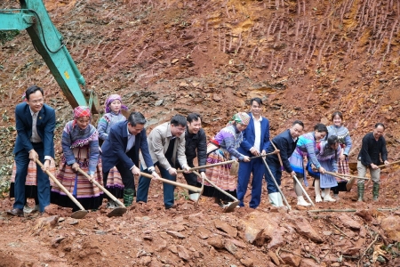Đại biểu và Nhân dân tham gia khởi công xây dựng Nhà văn hóa Thôn Tổng Kim, xã Vĩnh Yên
