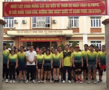 ĐC Nguyễn Anh Dũng   Phó chủ tịch UBNd huyện cùng các vận động viên tham gia chạy Olympic