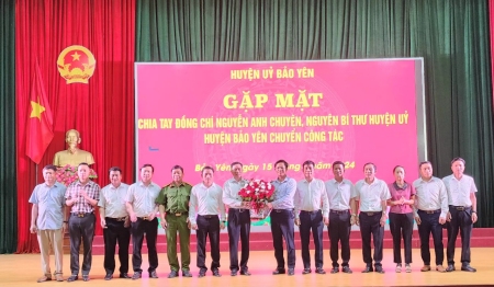 Các đồng chí ủy viên BTV Huyện ủy tặng hoa chúc mừng đồng chí Nguyễn Anh Chuyên