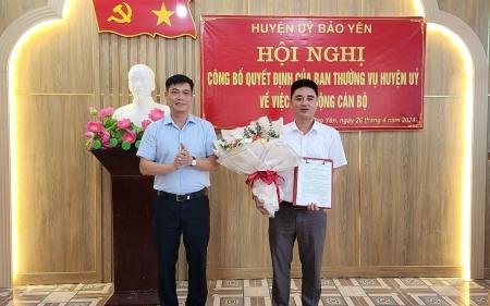 Chủ tịch UBND huyện Trần Trọng Thông dự công bố quyết định của Ban thường vụ Huyện ủy về việc điều động tại xã Việt Tiến