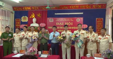 ĐC  Trần Trọng Thông   Chủ tịch UBND huyện tặng hoa chúc mừng đại hội
