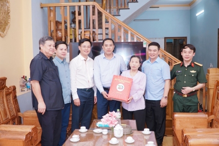 Đồng chí Phó Bí thư Tỉnh ủy   Hoàng Giang thay mặt Tỉnh ủy  HĐND  UBND  Ủy ban MTTQ Việt Nam tỉnh thăm  tặng quà gia đình bà Nguyễn Thị Vânjpg
