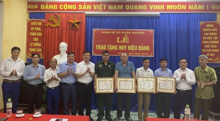 Đồng chí Nguyễn Anh Dũng – Phó chủ tịch UBND huyện dự trao huy hiệu đảng tại xã Xuân Thượng