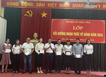 ĐC Phạm Duy Thịnh   Trưởng ban tổ chức huyện ủy  trao giấy chứng nhận cho các học viên