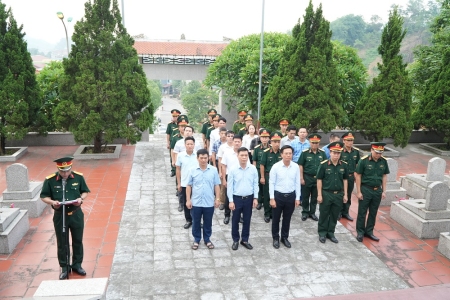 Đoàn Đại biểu Đại hội thi đua quyết thắng huyện Bảo Yên viếng nghĩa trang liệt sỹ