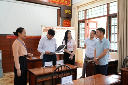 Chủ tịch UBND huyện Trần Trọng Thông kiểm tra công tác chuẩn bị kỳ thi tốt nghiệp THPT năm 2024 tại điểm thi Trường THPT số 1 Bảo Yên (1)
