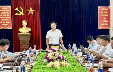 Đồng chí Bí thư Huyện ủy Hoàng Quốc Bảo phát biểu kết luận tại buổi làm việc tại xã Vĩnh Yên