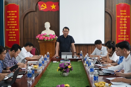Phó Bí thư Thường trực Huyện ủy Nguyễn Xuân Nhẫn làm việc với xã Cam Cọn về tiến độ xây dựng xã đạt chuẩn nông thôn mới