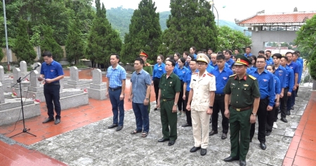 Hội LHTN Việt Nam huyện Bảo Yên tổ chức viếng nghĩa trang liệt sỹ và dâng hương di tích Đồn Phố Ràng