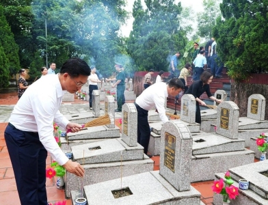 Các đồng chí lãnh đạo tỉnh huyện thắp hương tại các phần mộ liệt sỹ tại nghĩa trang Liệt sỹ huyện Bảo Yên (5)