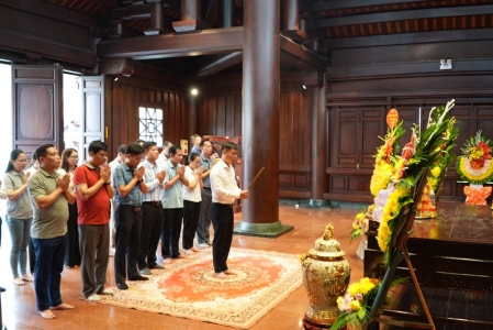 Đoàn đại biểu huyện Bảo Yên dâng hương tưởng nhớ các Anh hùng liệt sỹ tại tỉnh Điện Biên