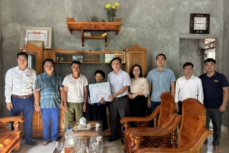 Phó Chủ tịch UBND huyện Nguyễn Anh Dũng thăm  tặng quà thân gia đình bà Hoàng Thị Phấn là vợ liệt sỹ Long Thái Thượng bản Mủng xã Tân Dương